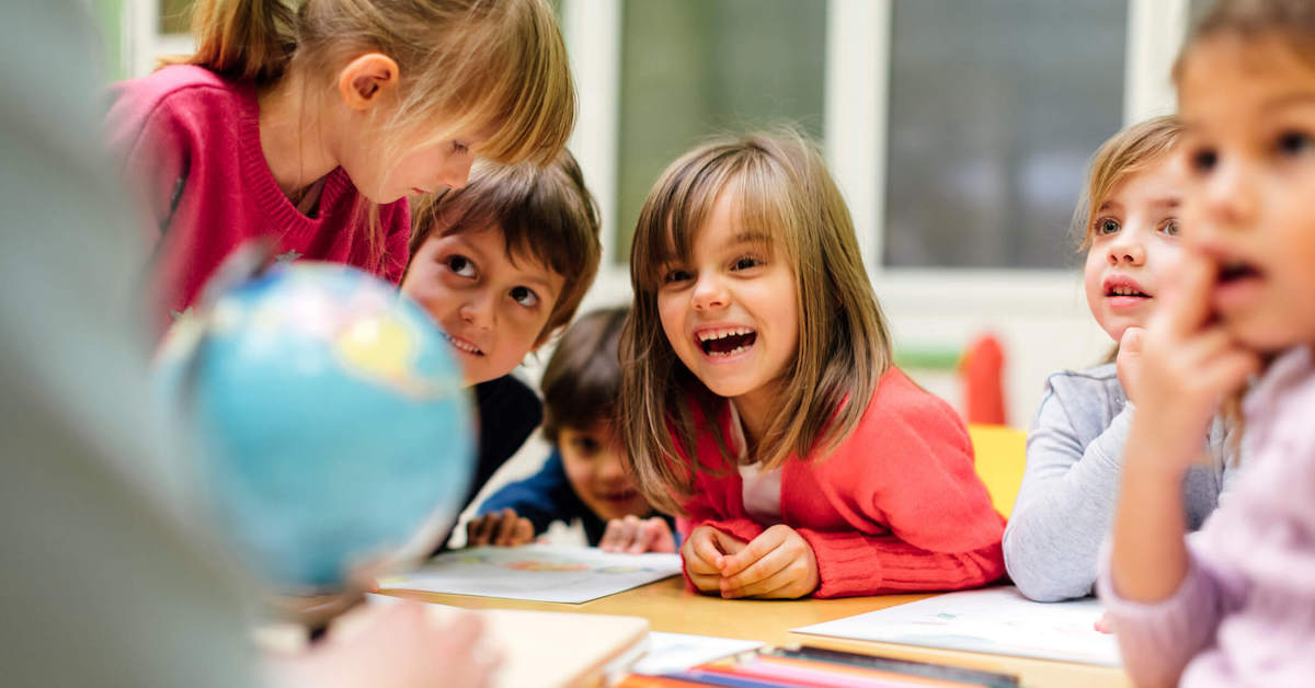 Maestra y niños de preescolar realizando una actividad.