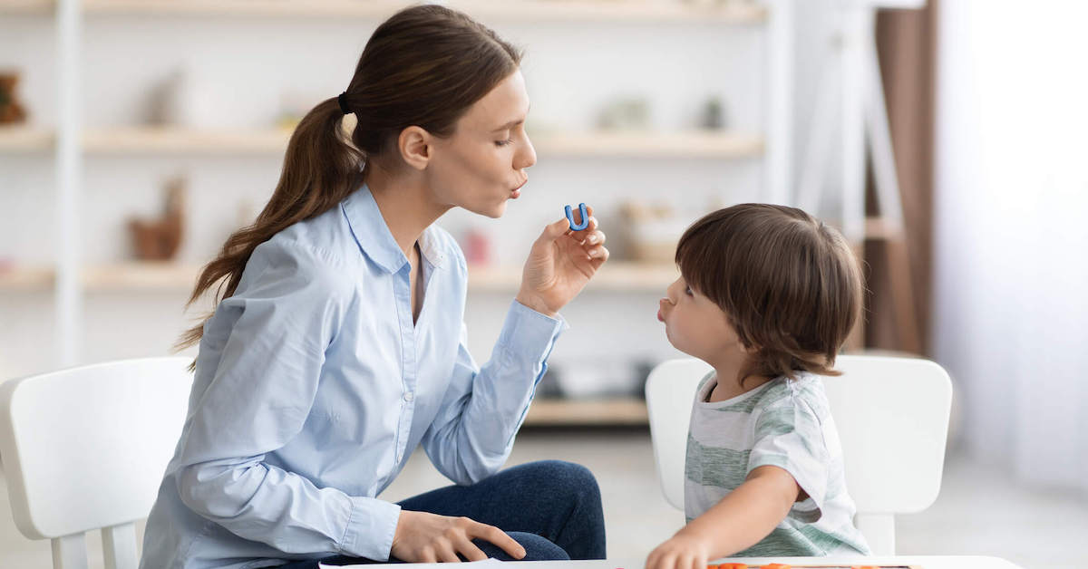 Terapeuta tratando a niño con dislexia