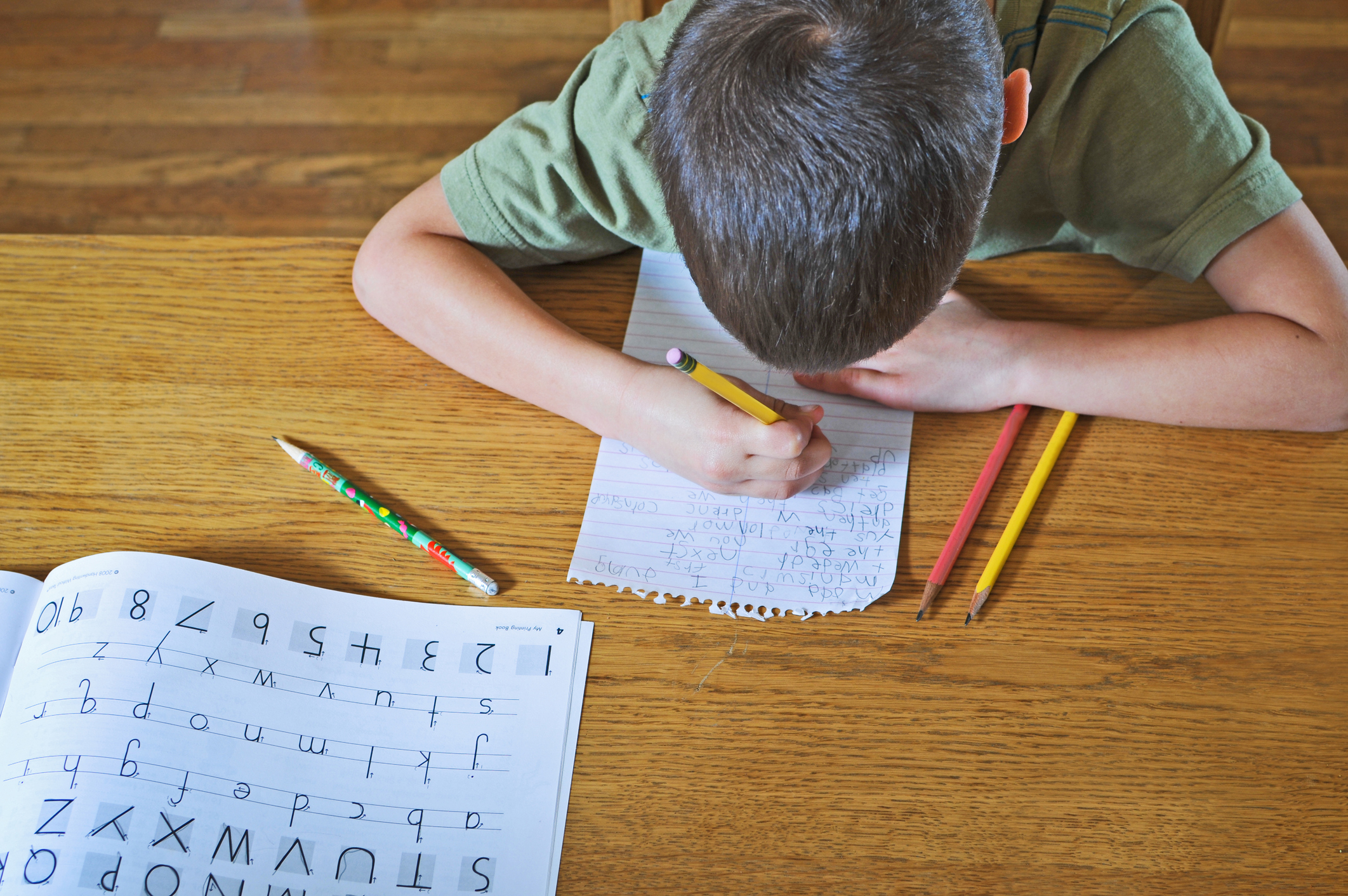 Niño practicando su escritura en la tarea.