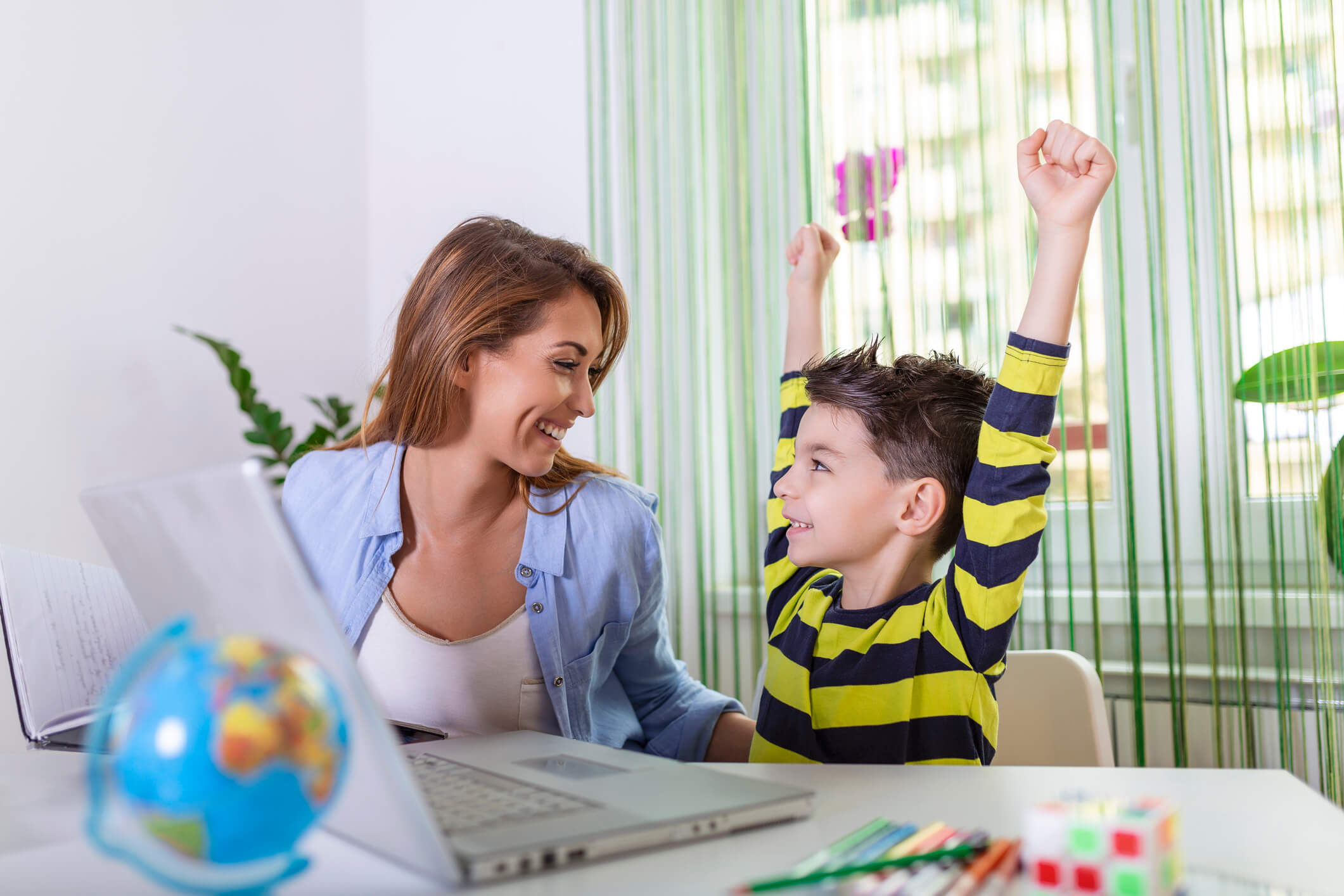 Madre apoyando a su hijo con tarea escolar.