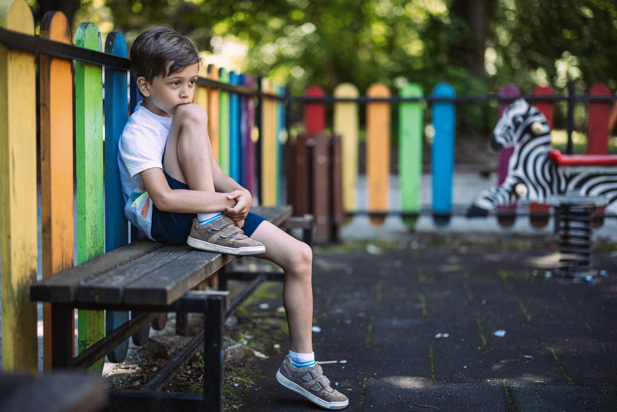 Niño sentado en banca. Es importante reforzar su aprendizaje.